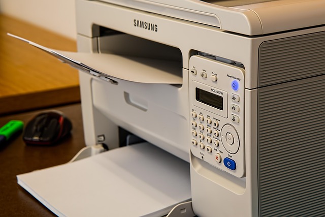 Jak własnoręcznie zoptymalizowałem ustawienia drukarki monochromatycznej do druku jednoarkuszowego katalogu – krok po kroku
